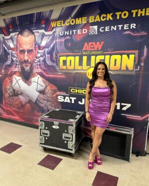 Dasha Kuret Gonzalez Instagram - Last Saturday night live from the @unitedcenter in Chicago, IL!!! What an honor!!! 😃🤗💃🏽😇🙏🏽 I’ve worked 9 hard years in the wrestling industry to get to where I’m at and on my almost 4 year anniversary with @aew I was blessed with the task of announcing the first #AEWCollision episode. I was fortunate enough to announce the 1st ever episode of #AEWRampage live from Pittsburgh, PA, but this one just hits a little different because you’ll get to see and hear me on TNT as the official ring announcer this time around.
💃🏽🥳😃 

Thank you @aewglam @dolledupbydani for this beautiful look!!! Shout out to @ontheairalex for snapping 📸 the last photo for me!!! 😃🫶🏽 #wrestling #MasDasha