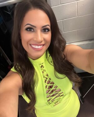 Dasha Kuret Gonzalez Instagram - It’s almost time to Collide!!! See you soon on #TNT for #AEWCollision 😃💃🏽💪🏽🤓🤘🏽

@mohegansun @aew @aew_heels @aewontv 
💄💁🏽‍♀️: @aewglam @dearadneris 

#Wrestling #AEW #MasDasha