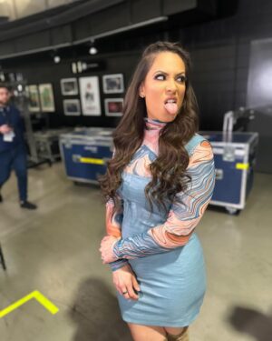 Dasha Kuret Gonzalez Instagram - Probably my favorite picture of the night! #AEW #MasDasha #Wrestling #Announcer 

💄: @aewglam @marandanrenea