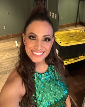 Dasha Kuret Gonzalez Instagram - Oops forgot to post these gems from #AEWFullgear in #LA 

What a good time!!! 😃💃🏽🤗🥳🤓🤘🏽 

#AEW #Announcer #MasDasha and cheers to @aewglam @joannadeemakeup @facesofgypsy @every1loveslindsey for all teaming up to create this look 😃💃🏽🤗🤓🤘🏽