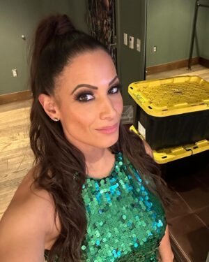 Dasha Kuret Gonzalez Instagram - Oops forgot to post these gems from #AEWFullgear in #LA 

What a good time!!! 😃💃🏽🤗🥳🤓🤘🏽 

#AEW #Announcer #MasDasha and cheers to @aewglam @joannadeemakeup @facesofgypsy @every1loveslindsey for all teaming up to create this look 😃💃🏽🤗🤓🤘🏽