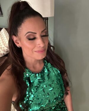 Dasha Kuret Gonzalez Instagram - Oops forgot to post these gems from #AEWFullgear in #LA 

What a good time!!! 😃💃🏽🤗🥳🤓🤘🏽 

#AEW #Announcer #MasDasha and cheers to @aewglam @joannadeemakeup @facesofgypsy @every1loveslindsey for all teaming up to create this look 😃💃🏽🤗🤓🤘🏽