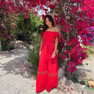 Davina Portratz Instagram - Hi sweethearts, I wanted to share one more pic from my trip to Spain. What are your plans this weekend? 
I hope you get serious about having some fun! Let me know in the comments ⬇️💃🏻🌺