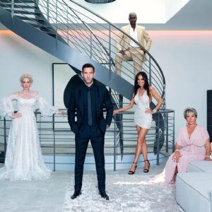 Davina Portratz Instagram - German Tv Show announcement! 🇩🇪🎬
Jetzt geht es ab 🚀🚀🚀 Endlich ist es soweit. Nach wochenlangen Dreharbeiten dürfen wir endlich das Geheimnis lüften! Eine Serie „Der Mallorca Makler- Marcel Remus & sein Immobilien-Team“ bei @vox und @rtlplus! Begleitet @marcel.remus  und sein Team, bestehend aus Mutter und Maklerin @silkeremus, American Real Estate & und ich als USA-Gast,  @irawolff_official als spirituelles Medium und @brucedarnell für Interior Design dabei, die luxoriösesten und abgefahrensten Immobilien Mallorcas zu entdecken und wie es das Team schaffen wird, in 8 Folgen die internationalen Luxus-Kunden mit anspruchsvollsten Wünschen zufrieden zu stellen. Schaltet ein! Ab 15. August immer dienstags um 22:15 Uhr bei @vox und schon ab dem 8. August immer eine Woche vorab bei @rtlplus zu sehen! #DerMallorcaMakler #VOX #RTLPLUS 
@banijayproductionsgermany @banijaygermany