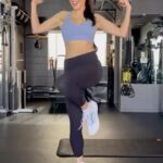 Davina Portratz Instagram - Save and try this next time you only have 15 mins but want a full body workout! •Roll shoulders back and pull core in •Use same leg for lunge and step up then alternate •Add optional bicep curl while doing lunge •Don’t let knees pass your toes when doing the lunge •Activate glute by stepping through heel on the box •Option of pulling knee up or kicking leg out on box Let me know how you like this workout! 💪😊⬇️