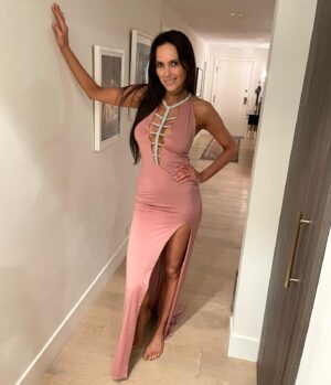 Davina Portratz Instagram - Needing nothing, attracts everything 💖✨ Comment pink emojis!