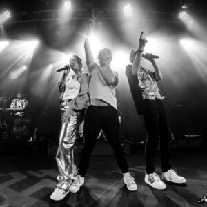 Dawn Lanny-Gabay Instagram - תמונות למזכרת מהפעם הראשונה שהתמודדתי עם השד הכי גדול שלי בעבודה. 
שירה בלייב. 
כמה דברים הפלתי לאורך השנים כי התפקיד דורש שירה, ואז בגיל 37 הגיע עודד פז, שכ״כ רציתי כבר להופיע איתו, בחר דווקא את השיר עם הסולמות הכי קשים😅(ראש בראש) 
לקח אותי ליטרלי יד ביד לאולפן לעשות חזרות, ועזר לי להתמודד עם מה שכ״כ פחדתי ממנו
ספוילר: עשיתי את זה. שרתי לייב ואפילו נהנתי. 
בזכות הקהל המטורף, בזכות עודד, בזכות הלהקה, בזכות טל הפרטנר הנצחי שלי, ובזכותי כמובן.

קפטן, אתה יכול לדבר איתי לקראת המחזמר הבא…

📸 @yairabelson