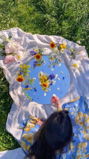 Dawn-Lyen Gardner Instagram - Wishing you peace and the opportunity to appreciate the beauty around you ❤️ Repost from @ezgipolat feat. @ninive.gns 💜 floral installation idea by @italicaemme 🌹

#summertime #picnic #foodwinewomen #letsgosomewhere #beautifulplaces #flowerlove #picnicdate #dayoff #foodie #winelover #rosé