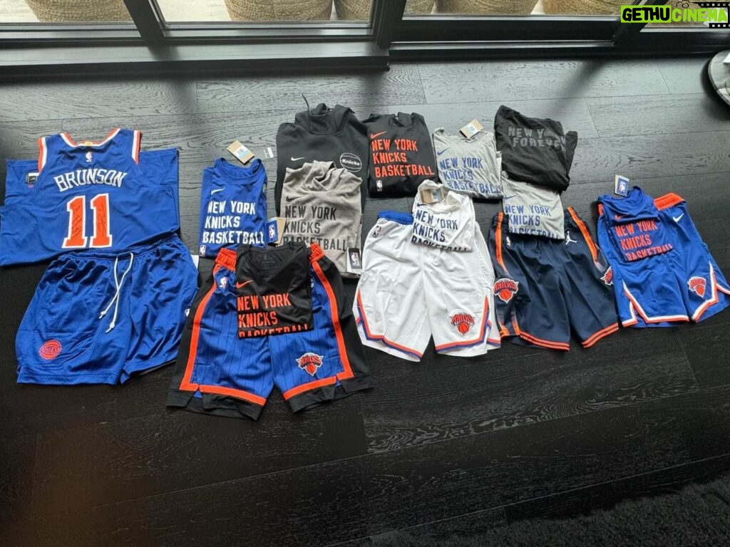 Dawn Staley Instagram - Can’t beat em join them. 🤣🤣🤣Thank you to my @nyknicks peeps for sending the NY love package! Thank you Rick! Thank you @jalenbrunson1 ! Family for life! Win that ish!!