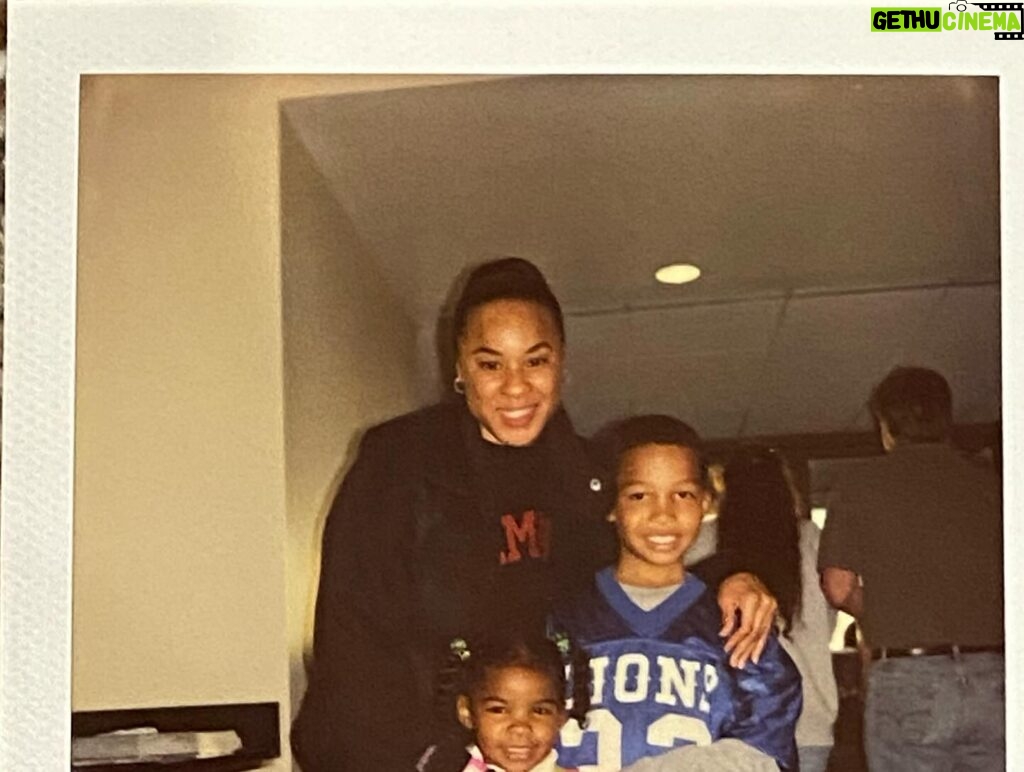 Dawn Staley Instagram - Can’t beat em join them. 🤣🤣🤣Thank you to my @nyknicks peeps for sending the NY love package! Thank you Rick! Thank you @jalenbrunson1 ! Family for life! Win that ish!!