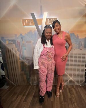 Dawnn Lewis Instagram - Sooo excited that the ADW Cast is on @TheViewABC tomorrow 4/17! @WhoopiGoldberg and I have been friends for years, but it’s my first time doing the show. We were also joined by @TheRealDebbieAllen! 
Please check us out. Let’s all have a great time!!!

I got to chat with my dear friend Wayne Brady (@MrBradyBaby)! So excited for him and the cast of @TheWizBway! As it returns to Broadway! 

Thanks so much to my amazing cousin Lisa Jones (@jonesforbeauty) for doing my makeup and Tom Ngwenya for my fab ponytail hairdo!! 

Makeup: Lisa Jones
Hair: Tom Ngwenya

@adwtourexp 
@iamjasmineguy 
@iamcreesummer 
@darrylmbell 
@kadeemhardison 
@joyvbehar 
@sarahaines 
@ananavarofl
Alyssa Farah
Sunny Hostin

#EnjoyTheView #TheView #ABCNetwork #WhoopiGoldberg #ADWTour #ADifferentWorldTour #ADifferentWorld #SupportHBCUs #HBCUTour #HBCU #HBCUsMatter #DawnnLewis #ADWReunion