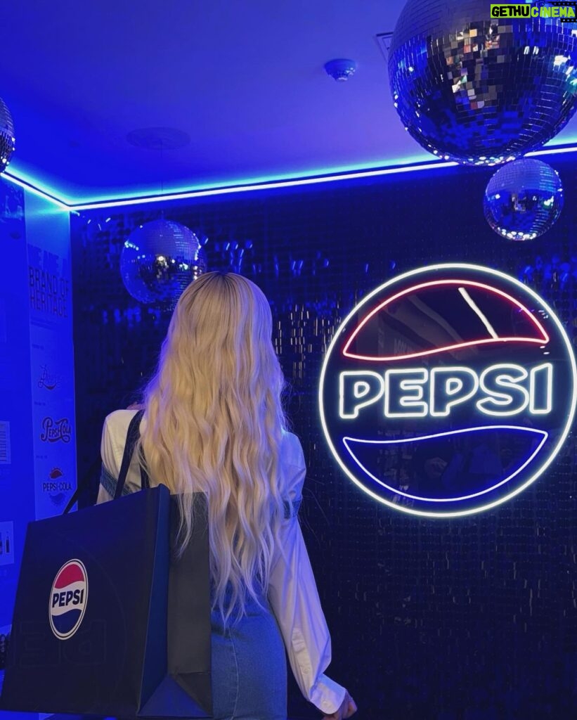 Dayoung Instagram - I really really LOVE this New Logo💙 #AD #IWANT #PEPSI #PEPSI_ZERO_SUGAR #즐거움에목마를때 #펩시 #펩시제로슈거 #PEPSICONCEPTSTORE #펩시x세븐일레븐챌린지스토어