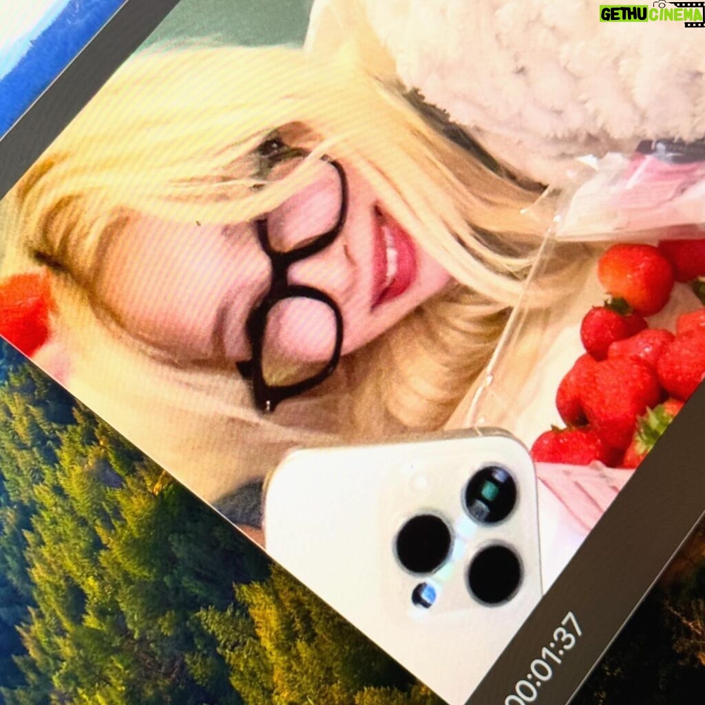 Dayoung Instagram - 딸기랑 초콜렛은 최고의 휴일이지!🍓🍫