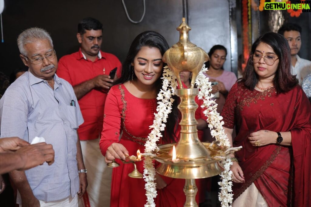 Dayyana Hameed Instagram - With lord almighty’s blessings , immensely happy to have inaugurated the brand new salon by @lush_cosmetique_ at kottarakkara. 📸 @aneeshvideokkaran 👗 @anina.boutique