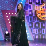 Dayyana Hameed Instagram - When it is bottle green... 📸 @imagiophotography_official MUA @sajani_mandara_makeupartist Costume @styledbysavu #dayyanahameed #funsuponatime #anchor #standupcomedy