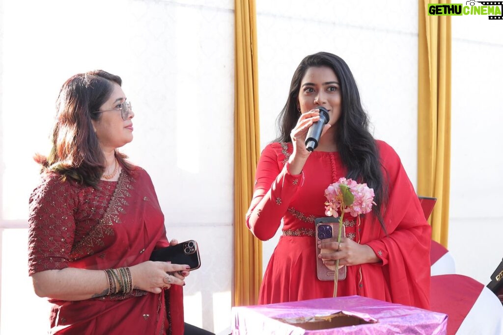 Dayyana Hameed Instagram - With lord almighty’s blessings , immensely happy to have inaugurated the brand new salon by @lush_cosmetique_ at kottarakkara. 📸 @aneeshvideokkaran 👗 @anina.boutique