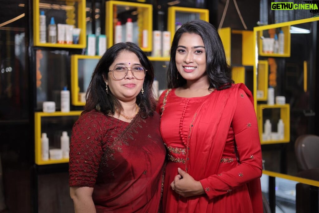 Dayyana Hameed Instagram - With lord almighty’s blessings , immensely happy to have inaugurated the brand new salon by @lush_cosmetique_ at kottarakkara. 📸 @aneeshvideokkaran 👗 @anina.boutique