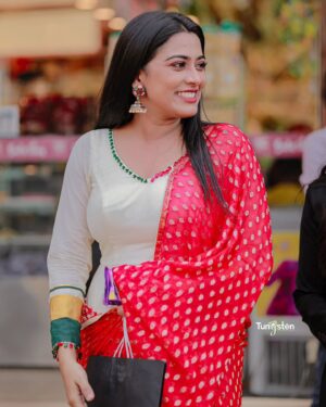 Dayyana Hameed Instagram - Smile and let the world wonder why😁...

Outfit @chakitha_designs