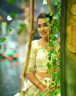 Dayyana Hameed Instagram - Wishing you all a prosperous Vishu ❤️...

Costume @asthrafashionhub

Hairstyle @makeup_by_rathybaiju 

📷 @hamadbinbaba