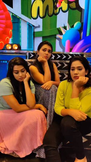 Dayyana Hameed Instagram - Aaru ayrkm aa oral ..?
 Inbwtn shoot.. 🤪 @mridhulavijai
@dayyana_hameed  @athira_madhav 
#fun 
.
.
#actress #happiness