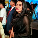 Dayyana Hameed Instagram – My black Sari becomes my superhero costume 😁..

📷 @titto_trivandrum 

#audiolaunch 
#iyyerinarabia 
#dayyanahameed 
#dhyansreenivasan 
#shinetomchacko 
#durgakrishnaartist 
#mukesh 
#urvashi 
#manishad
#releasingonfebruary2nd