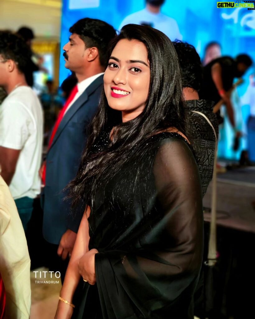 Dayyana Hameed Instagram - My black Sari becomes my superhero costume 😁.. 📷 @titto_trivandrum #audiolaunch #iyyerinarabia #dayyanahameed #dhyansreenivasan #shinetomchacko #durgakrishnaartist #mukesh #urvashi #manishad #releasingonfebruary2nd
