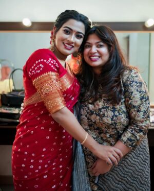 Dayyana Hameed Instagram - Meeting after 14 long years @dayyana_hameed ❤️😍🥰🤗
Happiness is…….
to be there seeing my dear friend anchor a show❤️ 
Then and now and forever, will always cheer you girl! 
You are amazing!! Keep going 🥰😍😘
Cheers to more ❤️🧿
Also was nice to meet @sheebahameed70 aunty, glad she was there the same day 🤗🥰😍😘
Captured by @imagiophotography_official 
15/02/2024❤️

#beuatiful #friendship #14years #dayyanahameed #funsuponatime #amritatv #veenaarunprakash