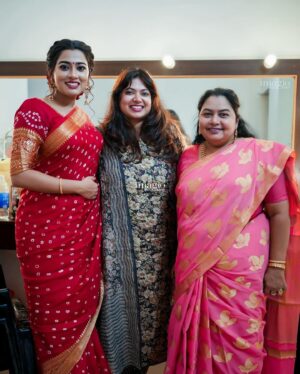 Dayyana Hameed Instagram - Meeting after 14 long years @dayyana_hameed ❤️😍🥰🤗
Happiness is…….
to be there seeing my dear friend anchor a show❤️ 
Then and now and forever, will always cheer you girl! 
You are amazing!! Keep going 🥰😍😘
Cheers to more ❤️🧿
Also was nice to meet @sheebahameed70 aunty, glad she was there the same day 🤗🥰😍😘
Captured by @imagiophotography_official 
15/02/2024❤️

#beuatiful #friendship #14years #dayyanahameed #funsuponatime #amritatv #veenaarunprakash