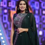 Dayyana Hameed Instagram - When it is bottle green... 📸 @imagiophotography_official MUA @sajani_mandara_makeupartist Costume @styledbysavu #dayyanahameed #funsuponatime #anchor #standupcomedy