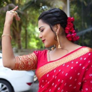 Dayyana Hameed Instagram - A humble tribute to the legendary music director late Sri M. G Radhakrishnan. 

Poru Nee Vaarilam Chandralekhe ..

stylist @stylein_linunidhin

Accessories @parakkat_jewels

MUA @sajani_mandara_makeupartist 

🎥 @imagiophotography_official