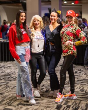 DeAnne Stidham Instagram - 11 AMAZING years!! As we celebrate 11 years of LulaRoe today, I can’t help but look back on all the accomplishments we have made! Not only as an individual or company but as a COMMUNITY!!😭 I am SOO GRATEFUL for the many friendships, relationships, and MEMORIES we have made since the beginning of LulaRoe!
It doesn’t stop here though! So here’s to many many more Birthdays with LulaRoe!!🥳🎉👏🏻🎊🎁🙌🏻💕🤍