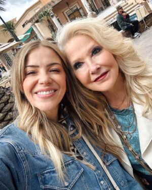 DeAnne Stidham Instagram - Had so much fun going out with my daughter! There are over 10 BIRTHDAYS in our family just in the month of April! So we had lots of shopping to do! 🛍️💗 

Wearing my @lularoe Lilian jacket, Brielle top, and Emery pants 🤩 #fashion #lularoestyle #lularoelilian #lularoebrielle #lularoeemery