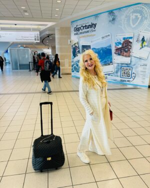 DeAnne Stidham Instagram - Off on another fabulous trip for allll the things coming in the near future with LulaRoe! I am SOO excited!!! It’s a great day to have a great day! What are YOU excited for in your life!?? #positivity #choosehappiness #lularoe #smiletoday