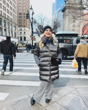 DeAnne Stidham Instagram - So excited to be here in New York City! 🏙️ I am loving exploring the city with my daughters. Wearing the darling @lularoe Emery pants, and a soon to be released sweater style. Stay tuned! Can’t wait to share more about NY Fashion Week! 🤩

#lularoe #nyfashionweek #nyfw2024ss #newyorkcity #fashionstyle #lularoeemery