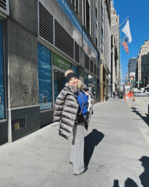 DeAnne Stidham Instagram - So excited to be here in New York City! 🏙️ I am loving exploring the city with my daughters. Wearing the darling @lularoe Emery pants, and a soon to be released sweater style. Stay tuned! Can’t wait to share more about NY Fashion Week! 🤩

#lularoe #nyfashionweek #nyfw2024ss #newyorkcity #fashionstyle #lularoeemery