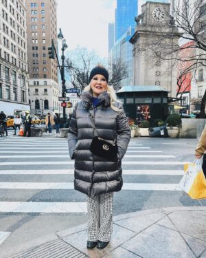 DeAnne Stidham Instagram - So excited to be here in New York City! 🏙️ I am loving exploring the city with my daughters. Wearing the darling @lularoe Emery pants, and a soon to be released sweater style. Stay tuned! Can’t wait to share more about NY Fashion Week! 🤩

#lularoe #nyfashionweek #nyfw2024ss #newyorkcity #fashionstyle #lularoeemery