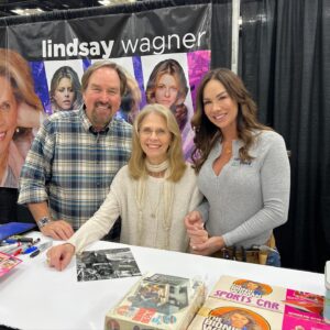 Debbe Dunning Instagram - Today I ran into the $6 million man and the bionic woman so excited!! @lindseywagner  @therealleemajors @indianacomicconvention @celebworx