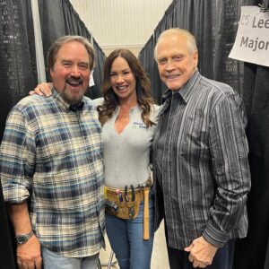 Debbe Dunning Instagram - Today I ran into the $6 million man and the bionic woman so excited!! @lindseywagner  @therealleemajors @indianacomicconvention @celebworx