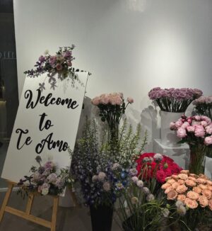 Debbie Garcia Instagram - The vibrant colors and delicate fragrances of flowers have a magical way of lifting spirits, bringing a smile, and infusing any space with energy and joy.

Yesterday’s workshop.
Tysm, @teamofloristeria 💐