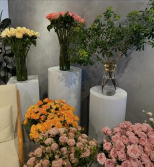 Debbie Garcia Instagram - The vibrant colors and delicate fragrances of flowers have a magical way of lifting spirits, bringing a smile, and infusing any space with energy and joy.

Yesterday’s workshop.
Tysm, @teamofloristeria 💐