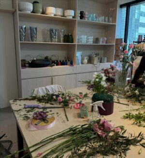 Debbie Garcia Instagram - The vibrant colors and delicate fragrances of flowers have a magical way of lifting spirits, bringing a smile, and infusing any space with energy and joy.

Yesterday’s workshop.
Tysm, @teamofloristeria 💐