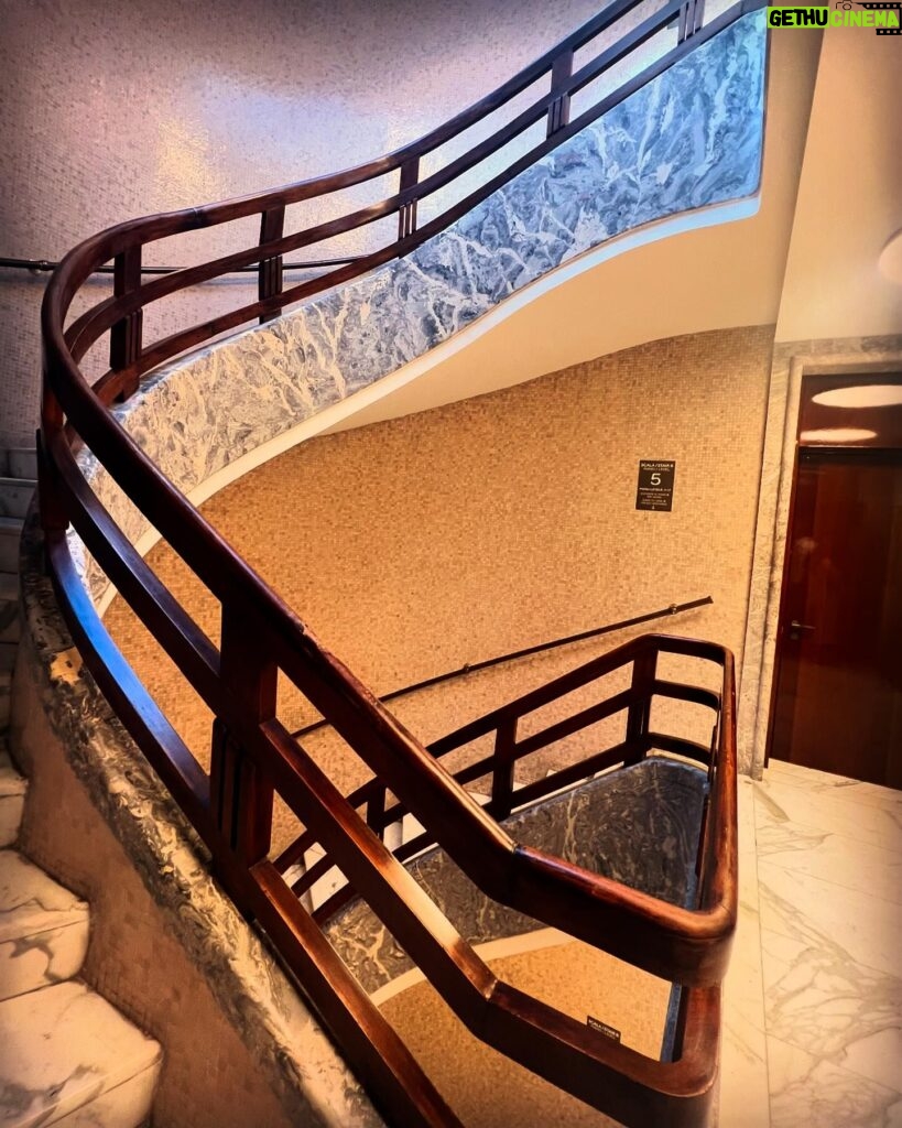 Debi Mazar Instagram - Walking up this GORGEOUS wooden stairwell from 1940, to the roof overlooking the Mausoleum of Emperor Augustus. Thankyou @elisabetta_marra @silvia.di.paolo for a wonderful evening❤️ 🇮🇹 💋 @bulgarihotels #Roma