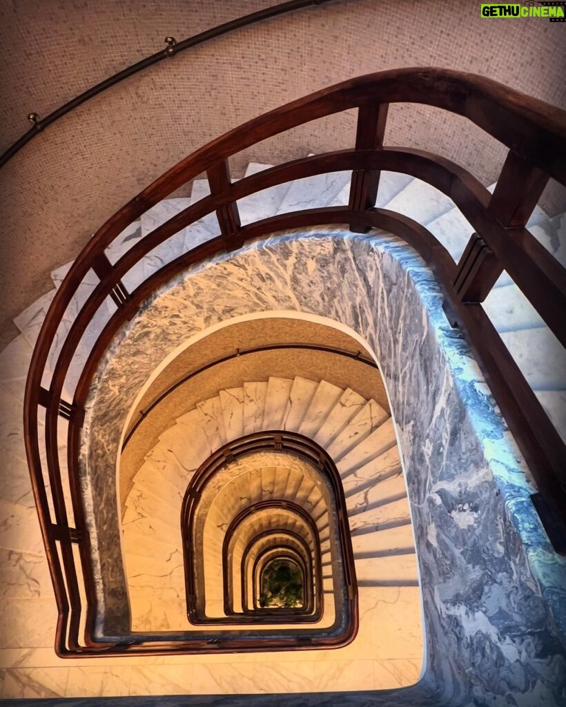 Debi Mazar Instagram - Walking up this GORGEOUS wooden stairwell from 1940, to the roof overlooking the Mausoleum of Emperor Augustus. Thankyou @elisabetta_marra @silvia.di.paolo for a wonderful evening❤️ 🇮🇹 💋 @bulgarihotels #Roma