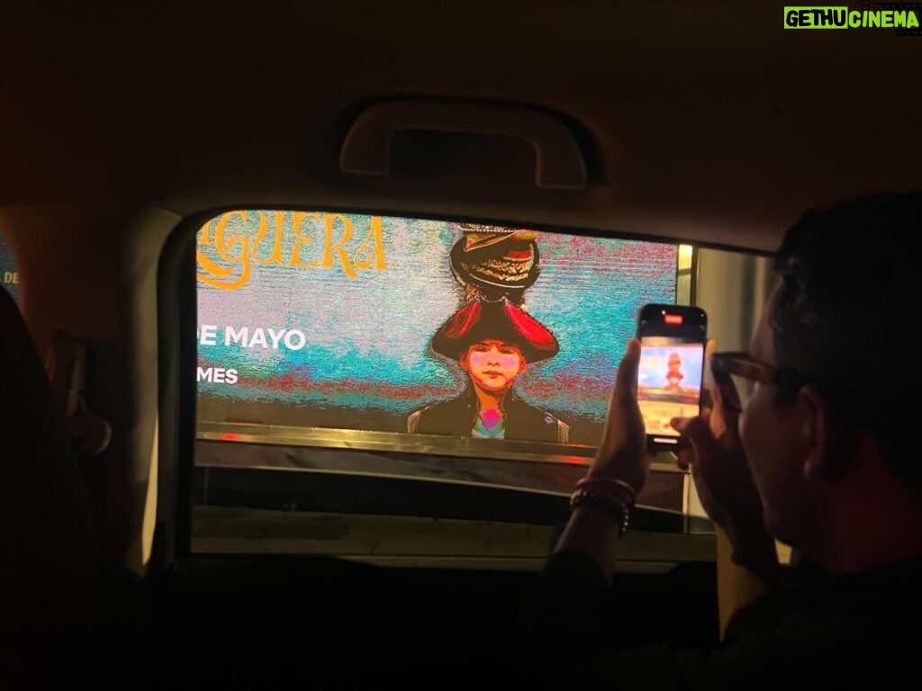 Debi Mazar Instagram - Hot night in Mexico City. In Taxi with @manolocaro . Loved catching this moment of Manolo seeing his film posters plastered all over CDMX ! Pure un jaded excitement❤️ I’m here for the premiere of his film LA FIESTA EN LA MADRIGUERA (which I’m in!) @netflix May 1
