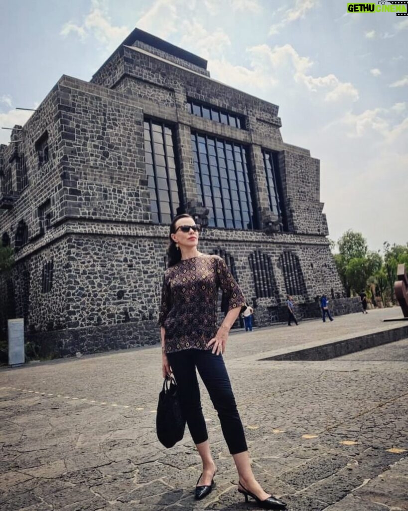 Debi Mazar Instagram - Today I went to Diego Rivera’s Anahuacalli Museum in Coyoacán . It was wonderful!What a collection he had! His studio has such wonderful windows. So much to take in..really powerful! Thankyou @lizbb93 ,my fantastic tour guide! #Teotihuacan #mesoamerican #precolumbianart