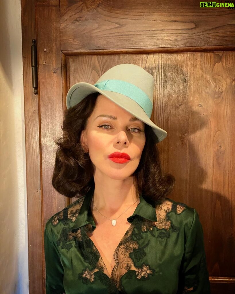Debi Mazar Instagram - Self taped an audition today.. For us actors , it’s a really odd process… fingers crossed 🙏🏻 Back in sweats,tending to the fireplace on a cold,rainy Tuscany day..❤️