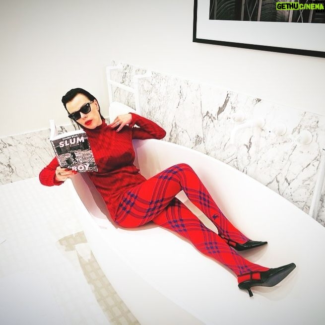 Debi Mazar Instagram - Relaxing before the @burberry show. Didn’t want to get my book wet!A MUST read! “ SLUM BOY” by @juanodiazartist ❤️ #slingbacks #LFW2024🇬🇧 Thankyou @claridgeshotel for a FANTASTIC stay!