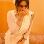 Debjani Deghuria Instagram – Dhirey Dhirey Bol Koi Sun Naa Le 🤦🏼‍♀️ ! Saree Swag On Point. 
……. One snap at a time 🕶️🥻 ….. unexpected clicks, Everlasting Memories… 

Elegance in every fold @soulbyindian 
Candid captured @rajendra_pic