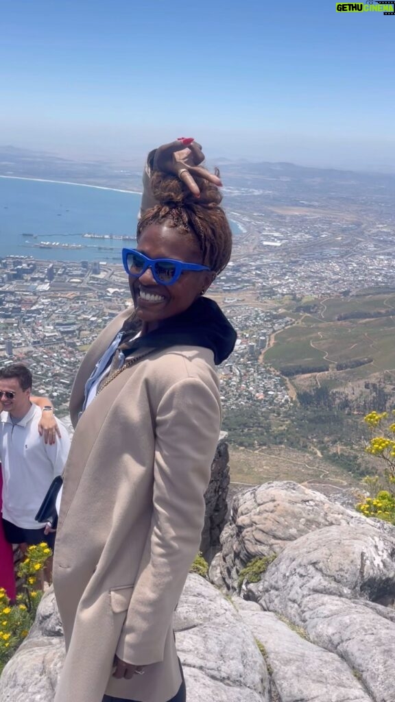 Deborah Joy Winans Instagram - South Africa vibezzzzzz…God is good🙌🏿💜 Thank you Uncle B🤗🤗🤗 and thank you @tablemountainca for such a beautiful time at the top🫶🏿🫶🏿🫶🏿
