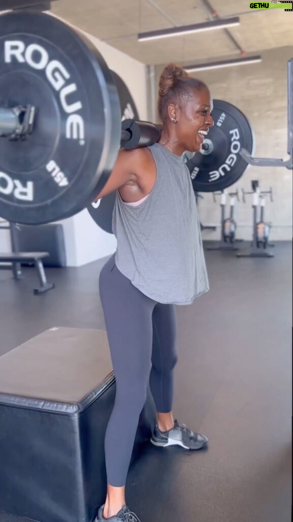 Deborah Joy Winans Instagram - Lower Body w/ @deborahjoywinans 4 Exercises ⬇️ 1. Box Squat 3 x 8-10 reps 2. Step Up 3 x 8-10 reps per leg 3. Kettlebell Swing 3 x 12-15 reps 4. Single Leg Hip Thrust 3 x 10-12 reps per leg